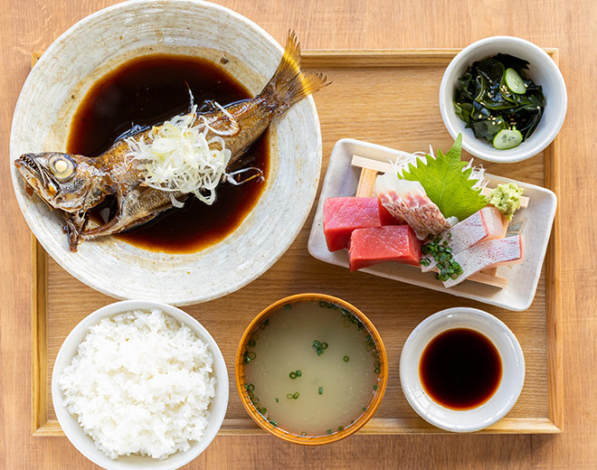 本日の煮付けとお刺身定食（煮付け/刺身/小鉢）