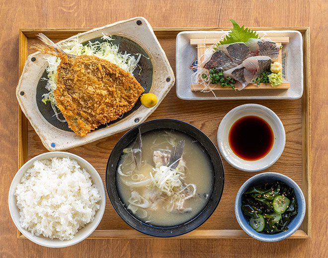 鯵フライ定食（鯵刺し/鯵フライ/あら汁/小鉢）